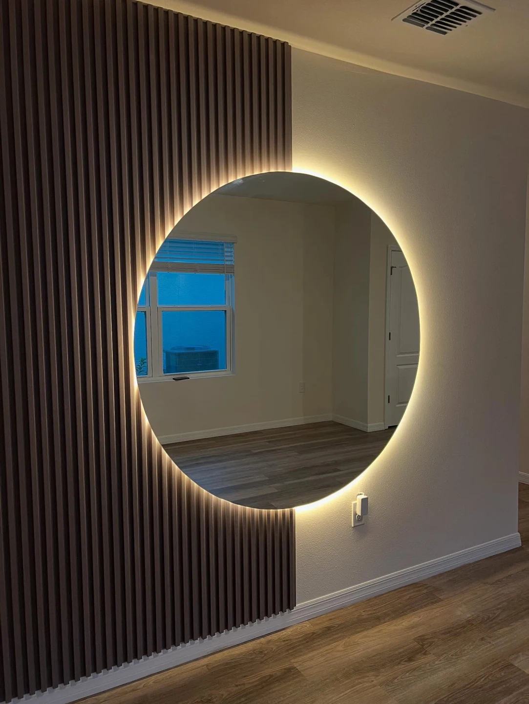 A mirror with its own atmosphere
